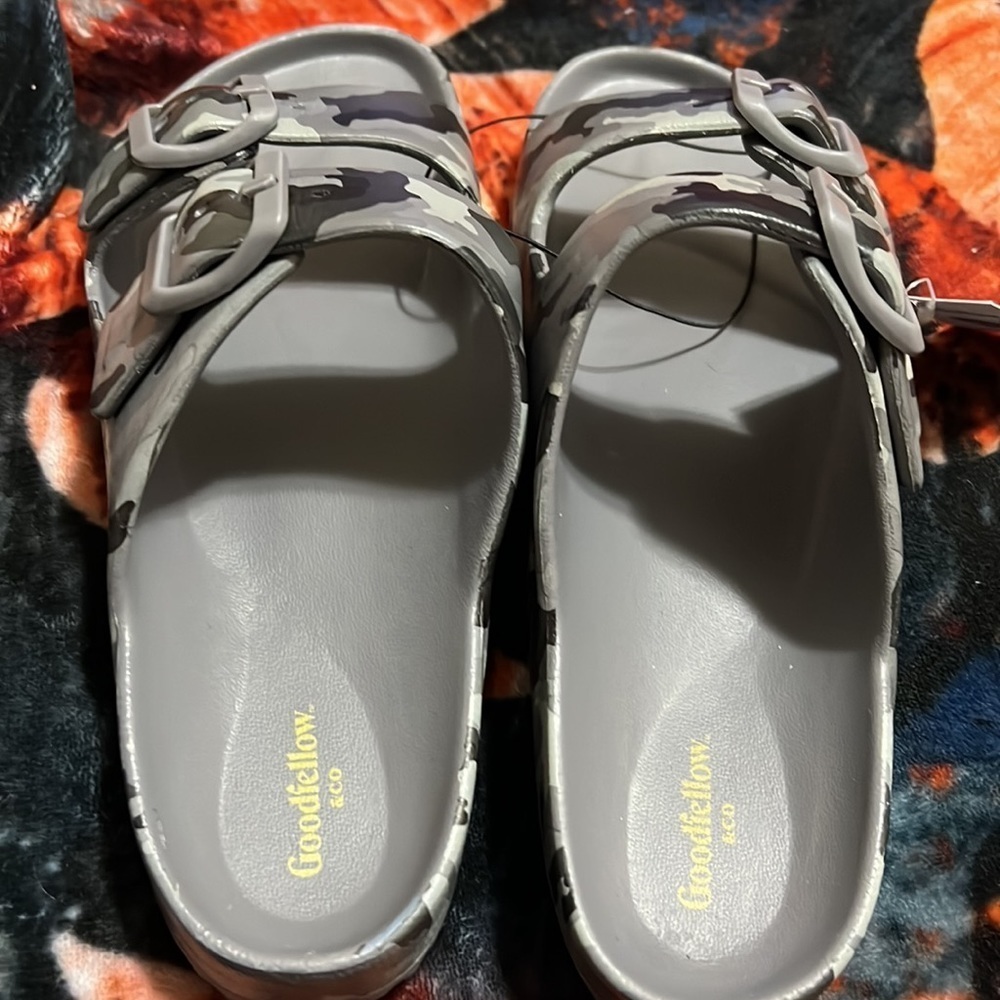Men Sandals - Picture 2 of 4